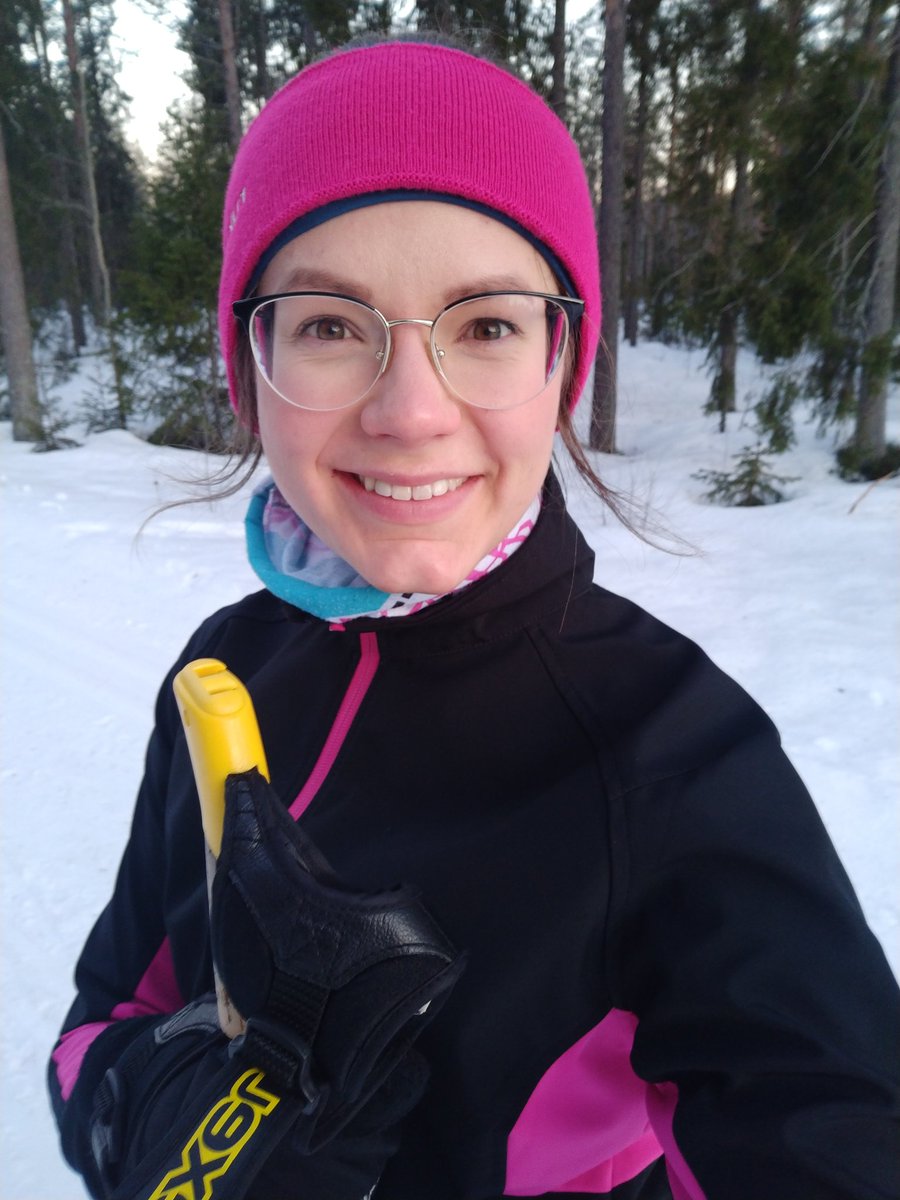 jteijonmaa's tweet image. Naamastahan sen näkkee: mukavan työpäivän päälle sivakoidut 15 km iltapäivän auringossa, hyvä kirja korvilla tekee ihmisen aika onnelliseksi. Lämmin suositus, ainakin pohjoisessa vielä ladut huippukunnossa eikä parempaa keliä osaisi edes toivoa✌️🌞
#happystuff #latuhommat