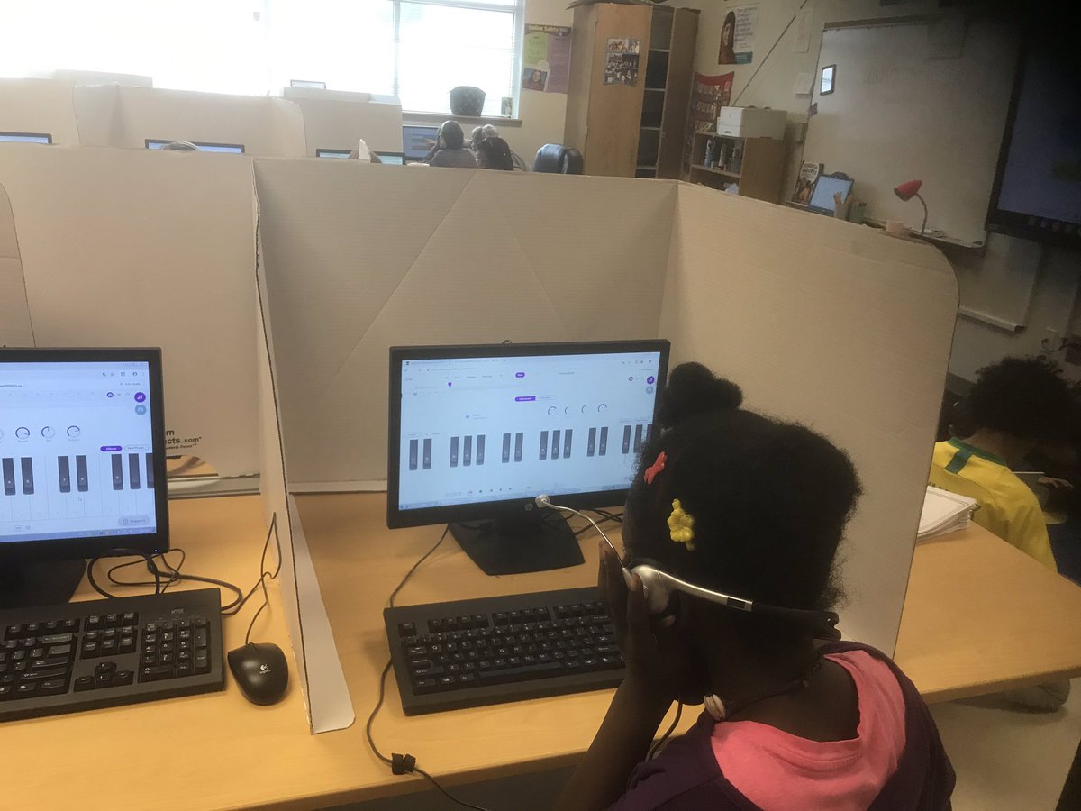 Thank you @CoachHicks1914 for saving the day and helping us explore <a href="/QuaverMusic/">Quaver Music</a> and <a href="/soundtrap/">Soundtrap for Education 🎶</a> with 4th grade!  #collaboration #APSarts <a href="/hopehillmusic/">Colleen Kingston</a> <a href="/MusicAtSPARK/">Ms. Turgeon</a> @APSLinRockets