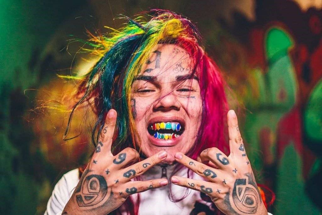 So, in order to avoid prison, Tekashi 6ix9ine ratted on his gang and is headed for witness protection. Fortunately for him, he'll blend in perfectly wherever he starts his new life.