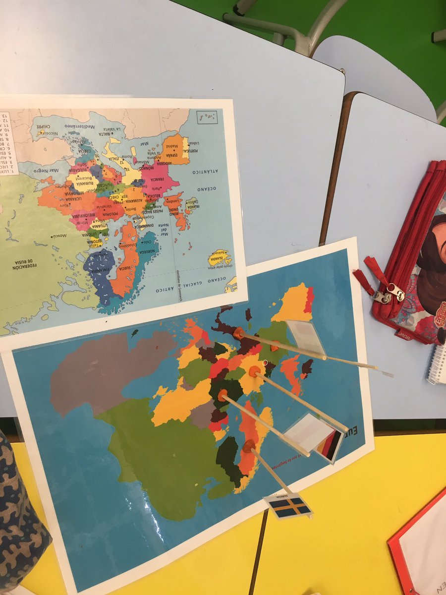 AmargosEva's tweet image. #Ambients seguim aprenent entre iguals, de manera autònoma, experimentant, explorant i jugant... i seguim aprenent com és el nostre món (països, monuments, banderes, cases...) Grans propostes a l’ambient Hiperió de la #PIN #JEStGervasi