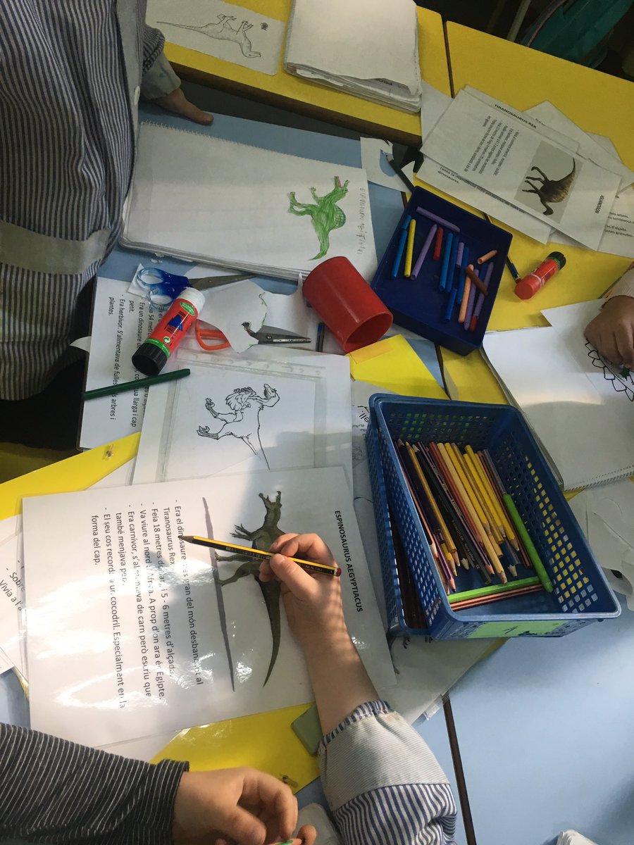 AmargosEva's tweet image. #Ambients seguim aprenent entre iguals, de manera autònoma, experimentant, explorant i jugant... i seguim aprenent com és el nostre món (països, monuments, banderes, cases...) Grans propostes a l’ambient Hiperió de la #PIN #JEStGervasi