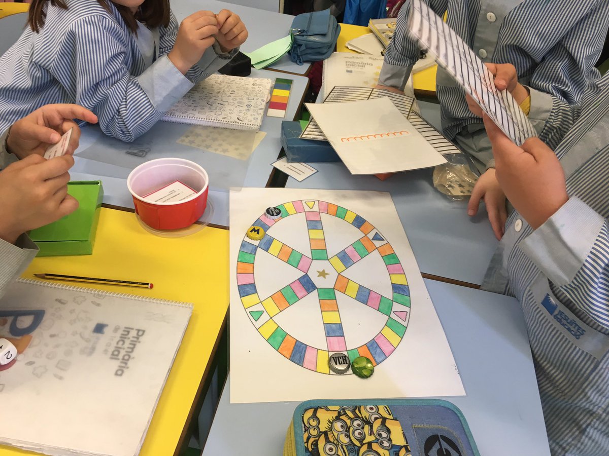 AmargosEva's tweet image. #Ambients seguim aprenent entre iguals, de manera autònoma, experimentant, explorant i jugant... i seguim aprenent com és el nostre món (països, monuments, banderes, cases...) Grans propostes a l’ambient Hiperió de la #PIN #JEStGervasi