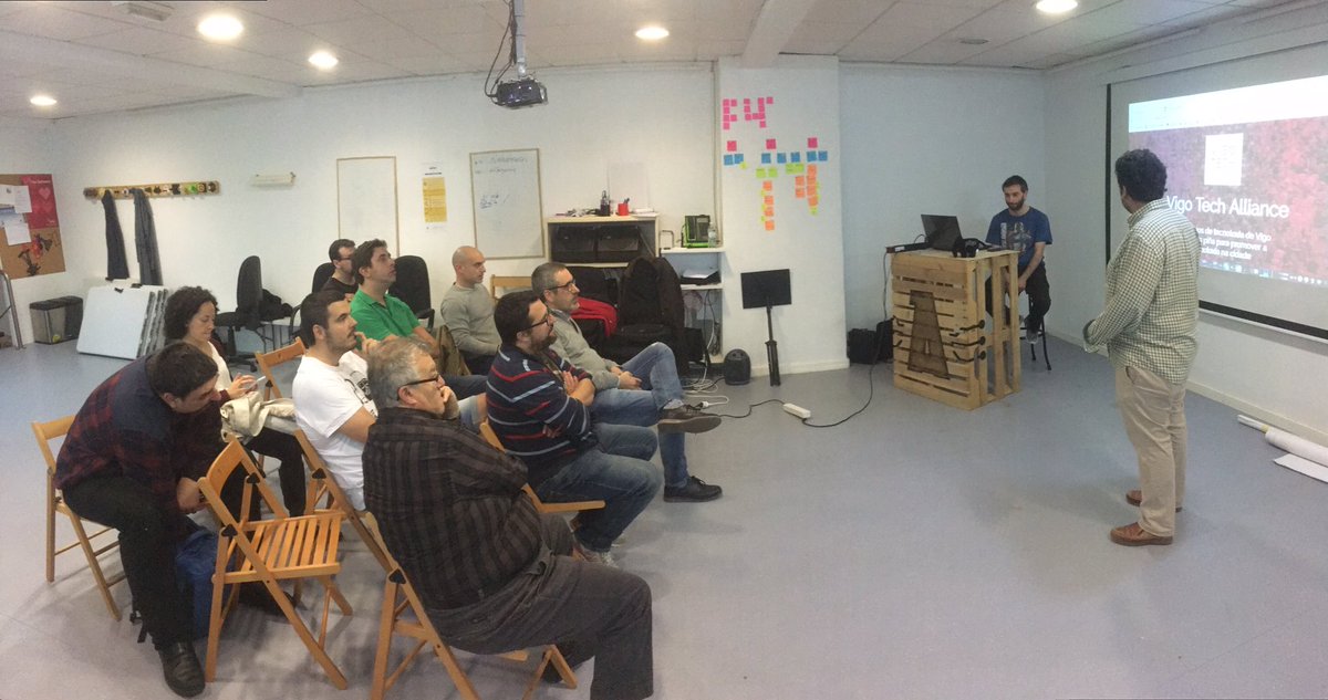 phpvigo's tweet photo. Empezamos con @rocasan_ desarrollo de aplicaciones con @laravelphp #PHPVigo #Vigotech https://t.co/P5p1MliVKj
