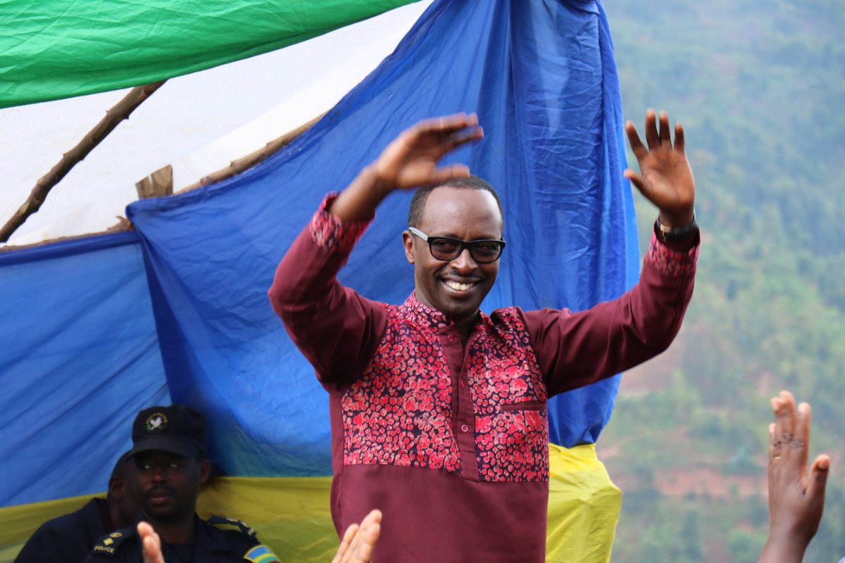KamaliAimeF's tweet photo. Uyu munsi twishimiye kwakira Guverineri w'Intara y'Iburengerazuba Munyantwali Alphonse n'abo mu Nzego z'Umutekano bakorana, mu Nteko z'Abaturage mu Murenge wa Cyato. Ibi bishimangira ko kwegera Umuturage atari magambo masa.
@munyantwaliAl1 @RwandaWest @RwandaLocalGov @Nyamasheke https://t.co/B8oHr7tTAm