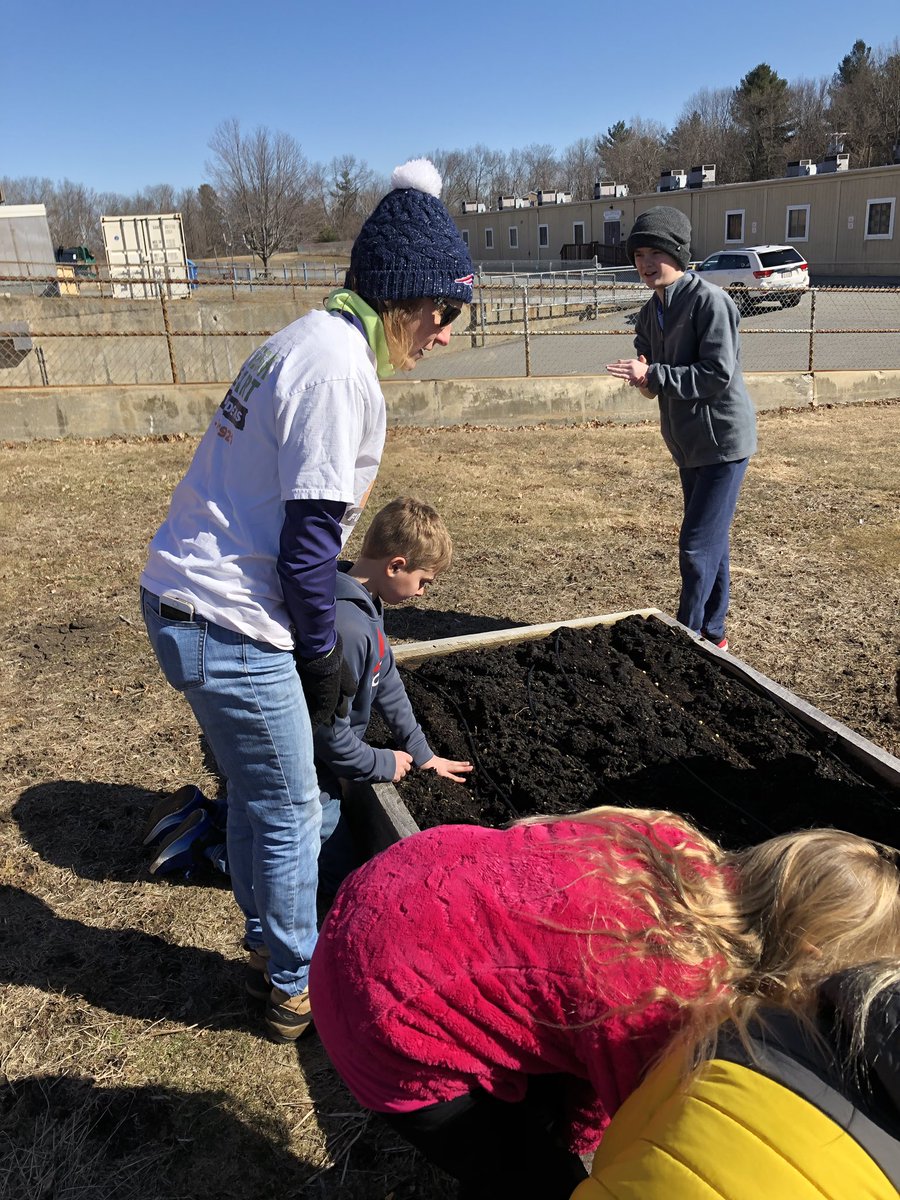 AbbotElementary's tweet image. Sugar snap pea planting with Fresh Start Gardens