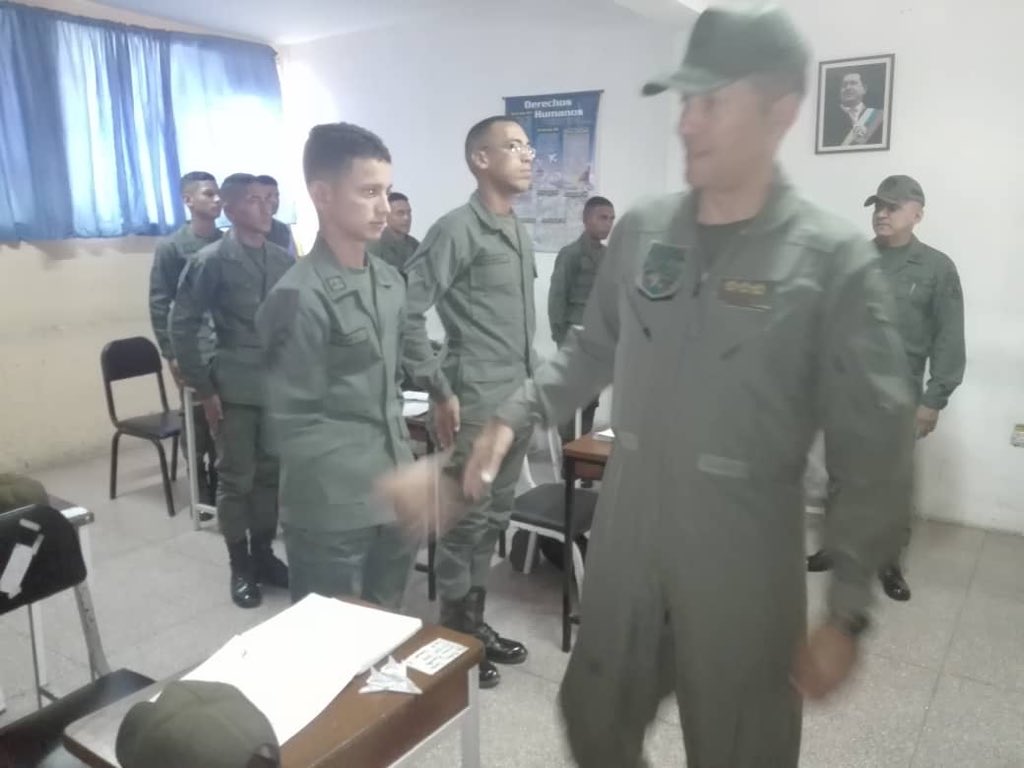 amb_Efotrop's tweet photo. Aviación Militar Bolivariana / Direccion de Educación / Efotrop Comandante General de la Aviación Militar Bolivariana Visita en las aulas de diferentes especialidades de la Escuela de Formación de Tropas Profesionales de la Aviación Militar Bolivariana. #efotrop #futurossargentos https://t.co/gctFmWxktd