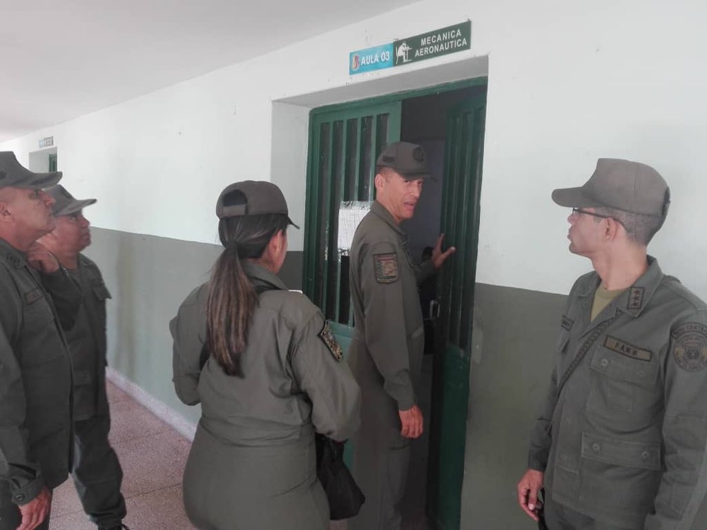 amb_Efotrop's tweet photo. Aviación Militar Bolivariana / Direccion de Educación / Efotrop Comandante General de la Aviación Militar Bolivariana Visita en las aulas de diferentes especialidades de la Escuela de Formación de Tropas Profesionales de la Aviación Militar Bolivariana. #efotrop #futurossargentos https://t.co/gctFmWxktd