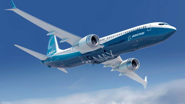 PhilipObin's tweet photo. BREAKING: Boeing 737 MAX,  without passengers on board, makes emergency landing in Florida due to engine problem. https://t.co/7HT3j6r1IR