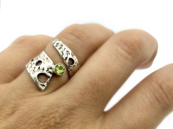 HandMadeLoveGr's tweet photo. Abstract silver ring, peridot ring, silver adjustable ring, August birthstone ring

#uniquejewelry #jewelryblogger #jewelrybloggers #sterlingsilverjewelry #jewelrylover #jewelryshop #handmadejewelry #jewelrygram #giftforher #fashionjewelry https://t.co/rOo7wnUWxT