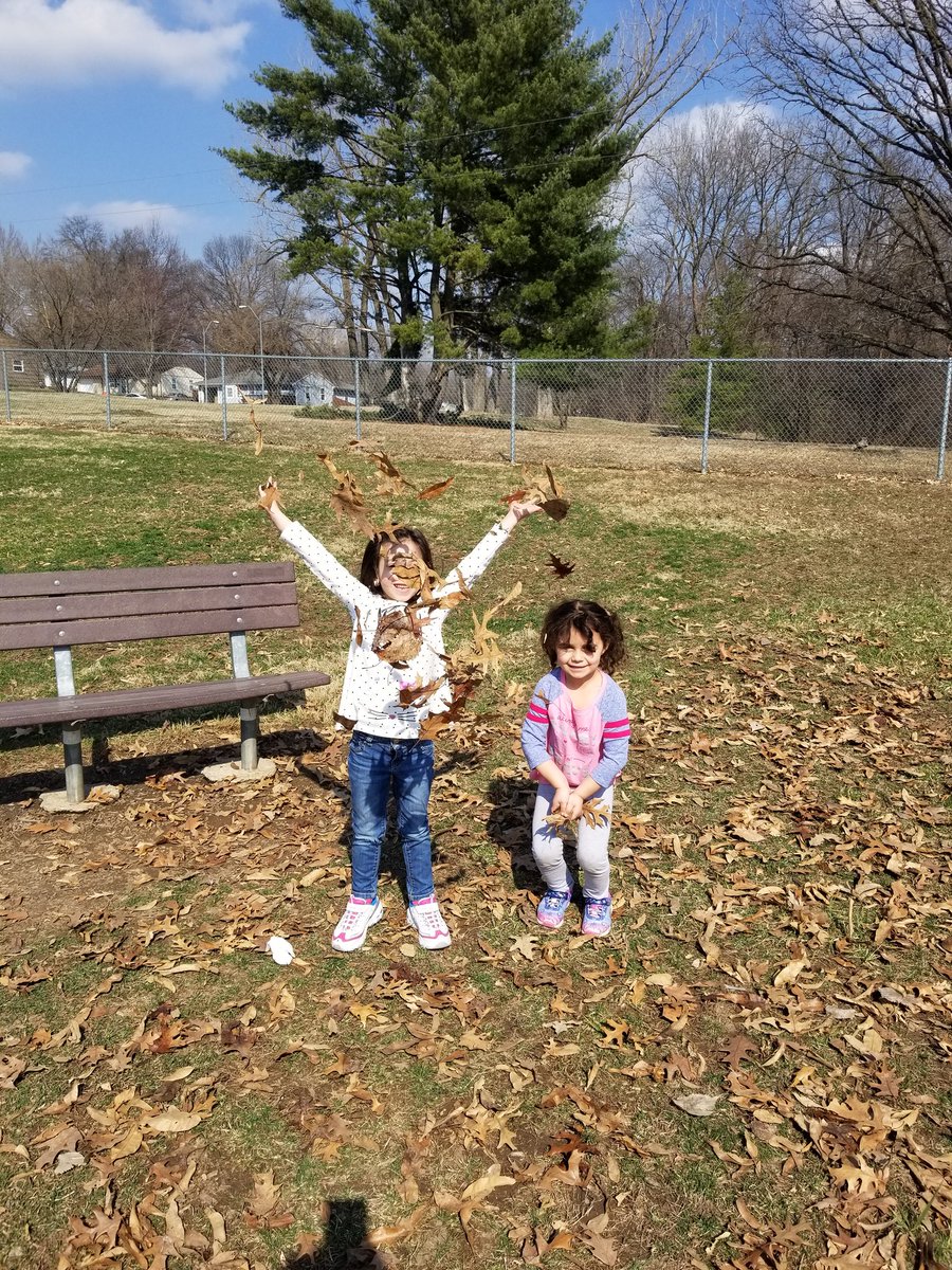 BeckyDollins's tweet photo. My kiddos were so excited to see the sun and feel warmer weather at recess!  Spring we are ready for you to stay! 🌞 #PreKrocks #DavidsonSTRONG #PlayMatters @DavidsonComets @NKCSchools @NKCTitle1prek @PrincipalAnneT https://t.co/6dOLOLbTF3