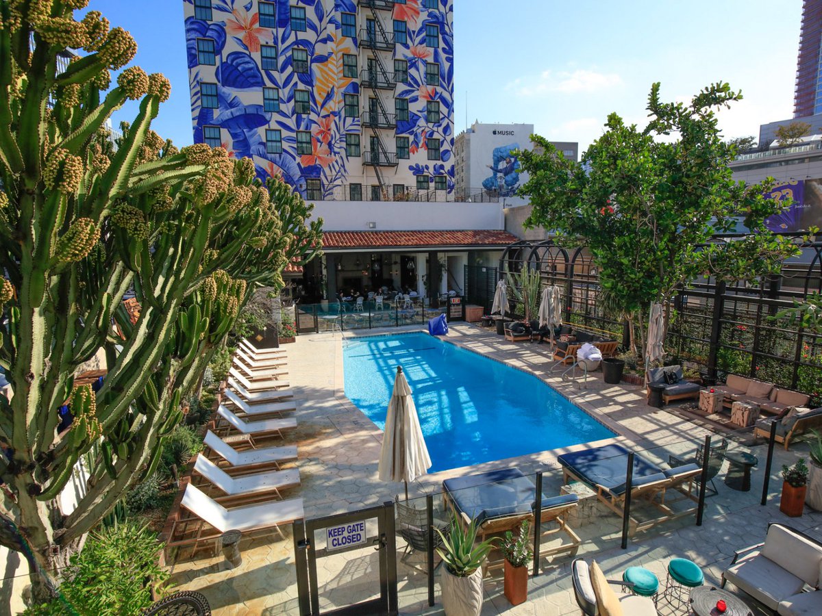 discoverLA's tweet image. In honor of #WomensHistoryMonth, we’re highlighting @hotelfigueroa this #TravelTuesday 🧳 Did you know that it was originally the largest project to be built, financed, owned &amp;amp; operated by women?  Read on to learn more ♀️👀✊ bit.ly/2UVenH6