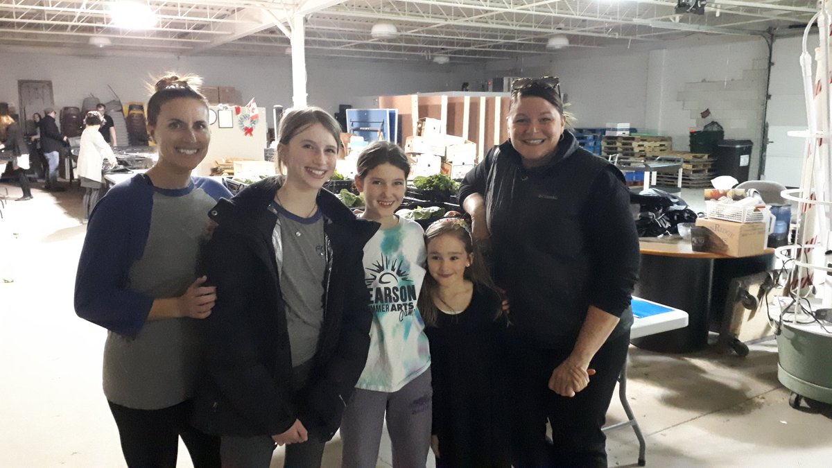 GenNextUW's tweet photo. This group of #dogooders packed 75 boxes full of fresh produce for the #goodfoodbox program this evening! This is a great community initiative run by @glencairncentre and Crouch Neighbourhood Resource Centre! #locallove https://t.co/pAYpVmdcOC