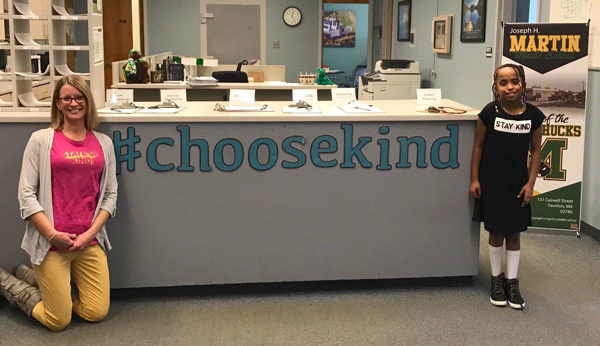 MartinMiddleTPS's tweet photo. Kindness Week is in full swing at Martin, and we are so proud that our students and staff #choosekind 💚💛
#gowoodchucks #MartinPRIDE #stateofkind https://t.co/uuAQh6PGEX