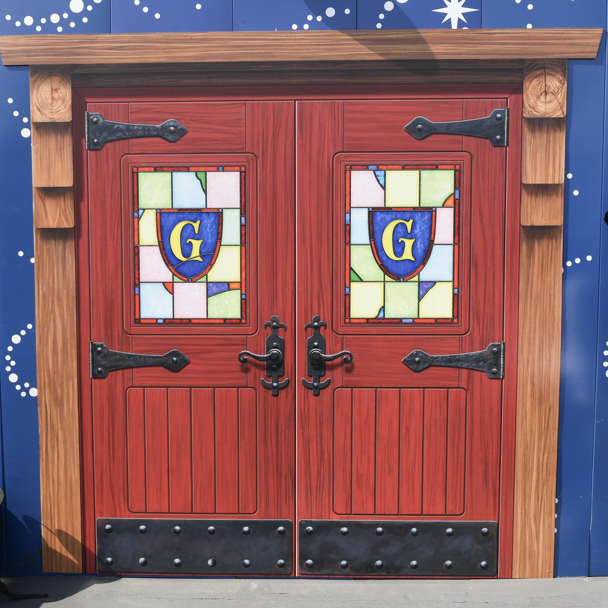 MezzoMikiD's tweet photo. 新ファンタジーランド、トゥモローランドの壁面に新アトラクションやショップをイメージした扉が登場！
https://t.co/6tEyanANLs https://t.co/f4MwAYmiTA