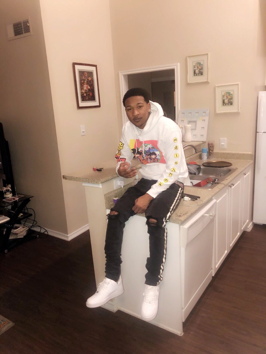 tjack_24's tweet photo. Can’t post up in the trenches my mind focused on bidness✍🏼🖤 https://t.co/rjc0SznbeI