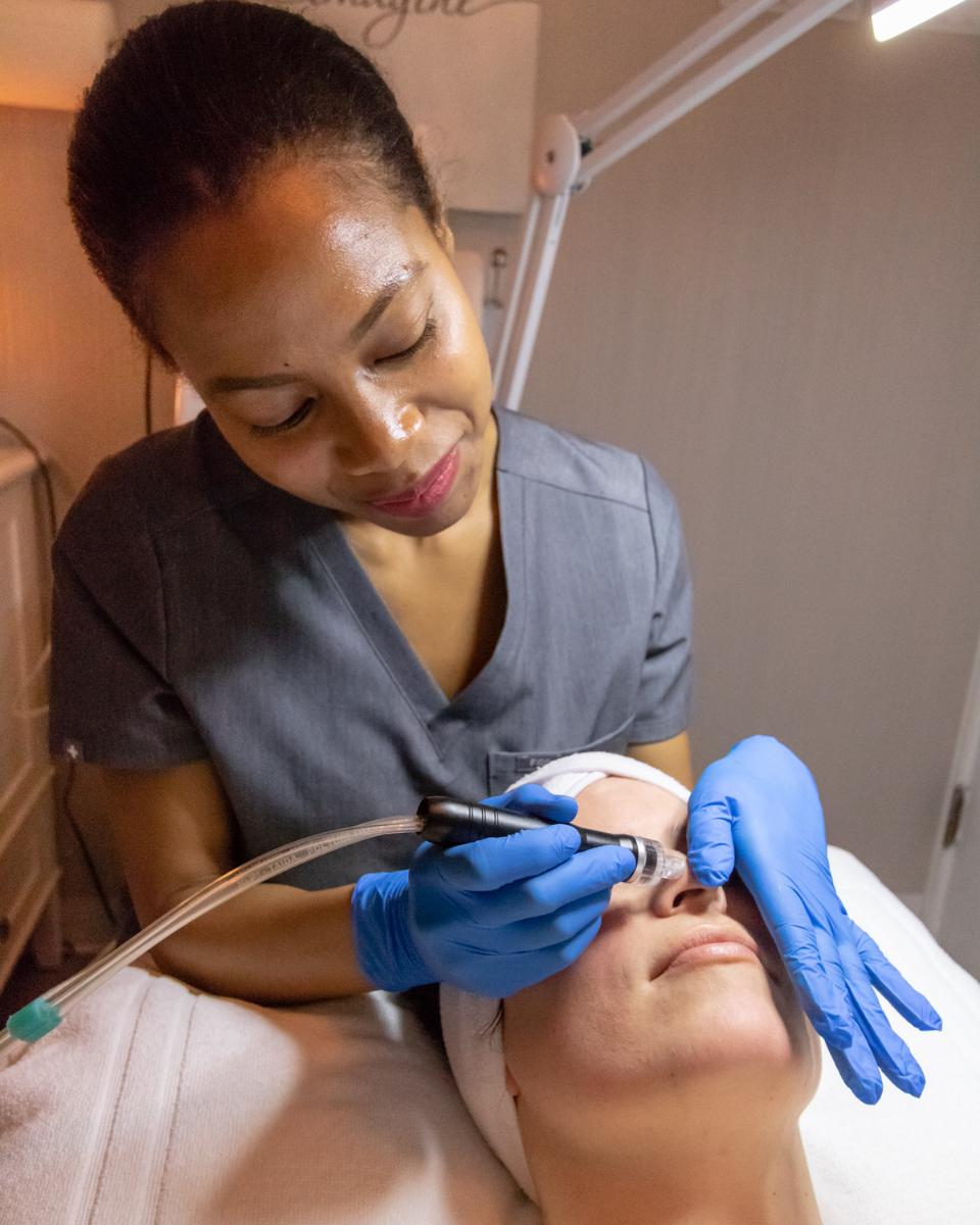 BareSkinDetroit's tweet photo. Unwind and rehydrate your skin with our hydrofacial experience and rid your skin of dead skin cells, whiteheads, and impurities. https://t.co/lvdTIo0Qz6