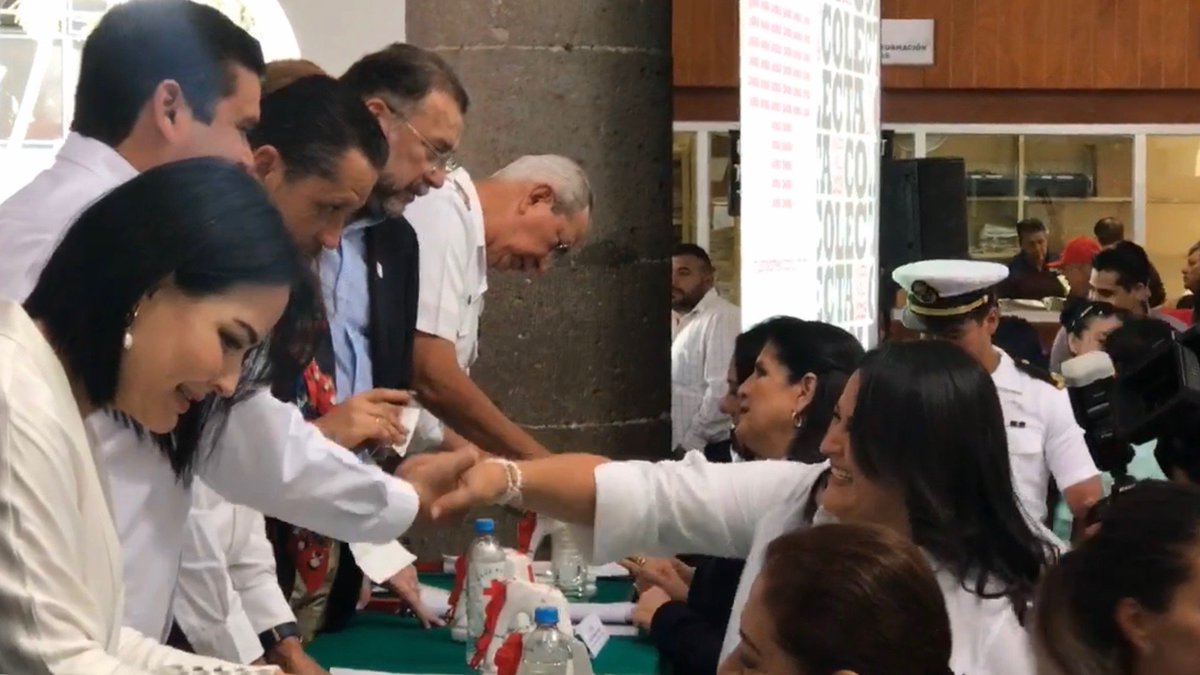 Eicarrilloa's tweet photo. @CONAFE_mx #Nayarit presente en el arranque de #ColectaNacional2019 de la Cruz Roja. Contando con la presencia de nuestro Gobernador, Presidenta Estatal del DIF y Delegado de la Cruz Roja Nayarit.
#Conafe reconoce la noble labor de la #CruzRoja que realizan en el Estado. https://t.co/MoNIc9XfVZ