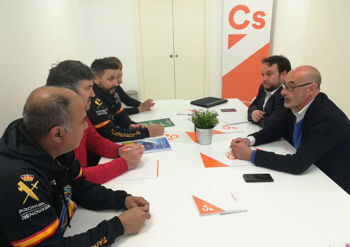CsCantabria's tweet photo. 📷 @rubn_gomz y @Felisuco_ se reúnen con representantes de @jucilcantabria, @Jupol_Cantabria y @jusapolcantabr1.
🍊 En Cs siempre hemos estado y estaremos con nuestras FCSE 👩‍✈️👨‍✈️
¡La #EquiparaciónYa no es un privilegio, es justicia! https://t.co/HK2gWNLDaG