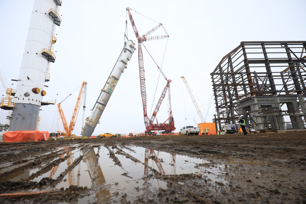 inter_pipeline's tweet photo. The #Splitter that traveled the roads of AB earlier this year is now vertical, creating a new horizon at the #HeartlandComplex This intricate project is being completed with the hard work and precision of everyone involved #HomeSafeEveryday #ABJobs #EnergyDiversification https://t.co/Tug2EO3Hke