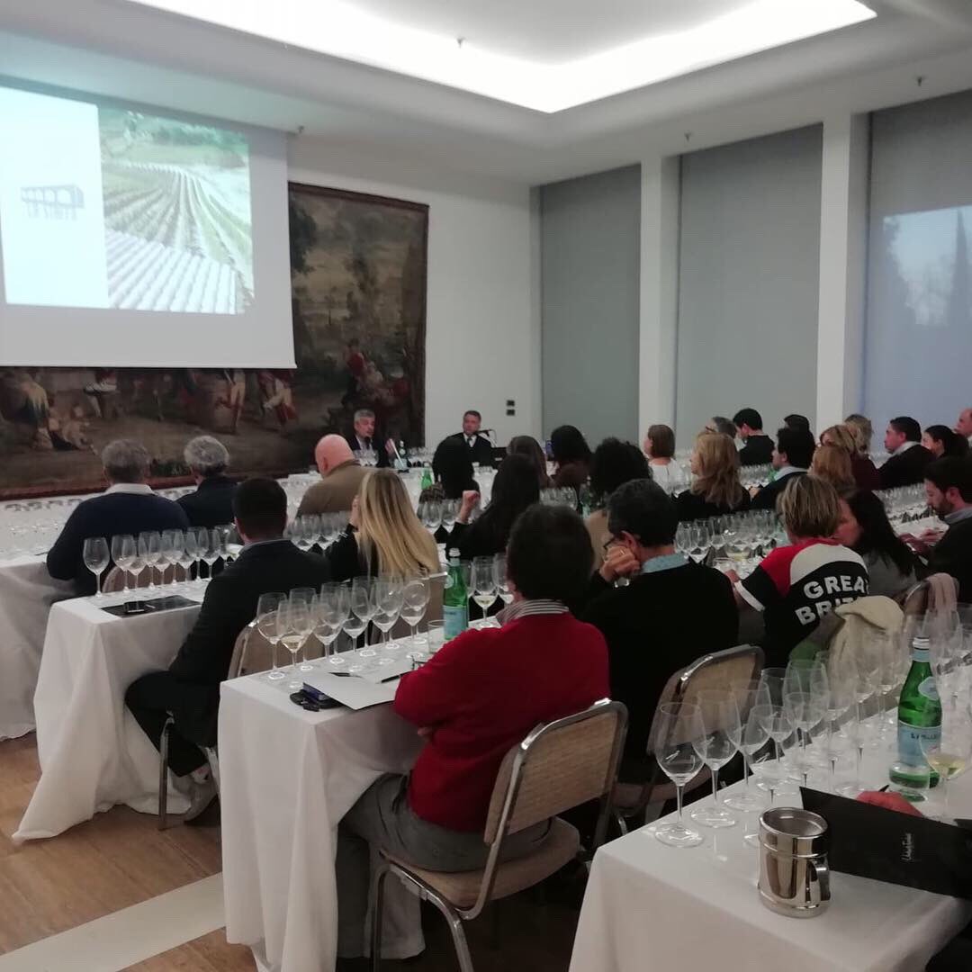 “Il #vino buono è come un’opera d’arte.” 

Oggi a Roma grande successo per “Trombelli Day”, un affollato banco d’assaggio con tutte le aziende seguite dall’enologo, vincitore dell’Oscar del vino 2018, e un seminario dal titolo “le regole non scritte”