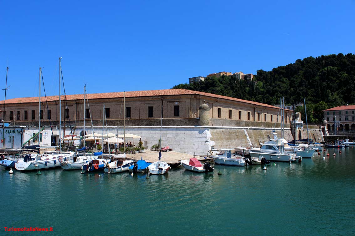 TurismoItaliaNw's tweet photo. Tipicità in Blu, il luogo dove il mare incontra le persone: Il Festival della blu economy si svolge ad Ancona. Ecco il programma
#Ancona #Marche #food #Adriatico #Tipicitainblu @Tipicita #destinazionimarche @MarcheTourism 
Leggi la notizia https://t.co/IuG7t73MC3 https://t.co/4WzzTjyhGx