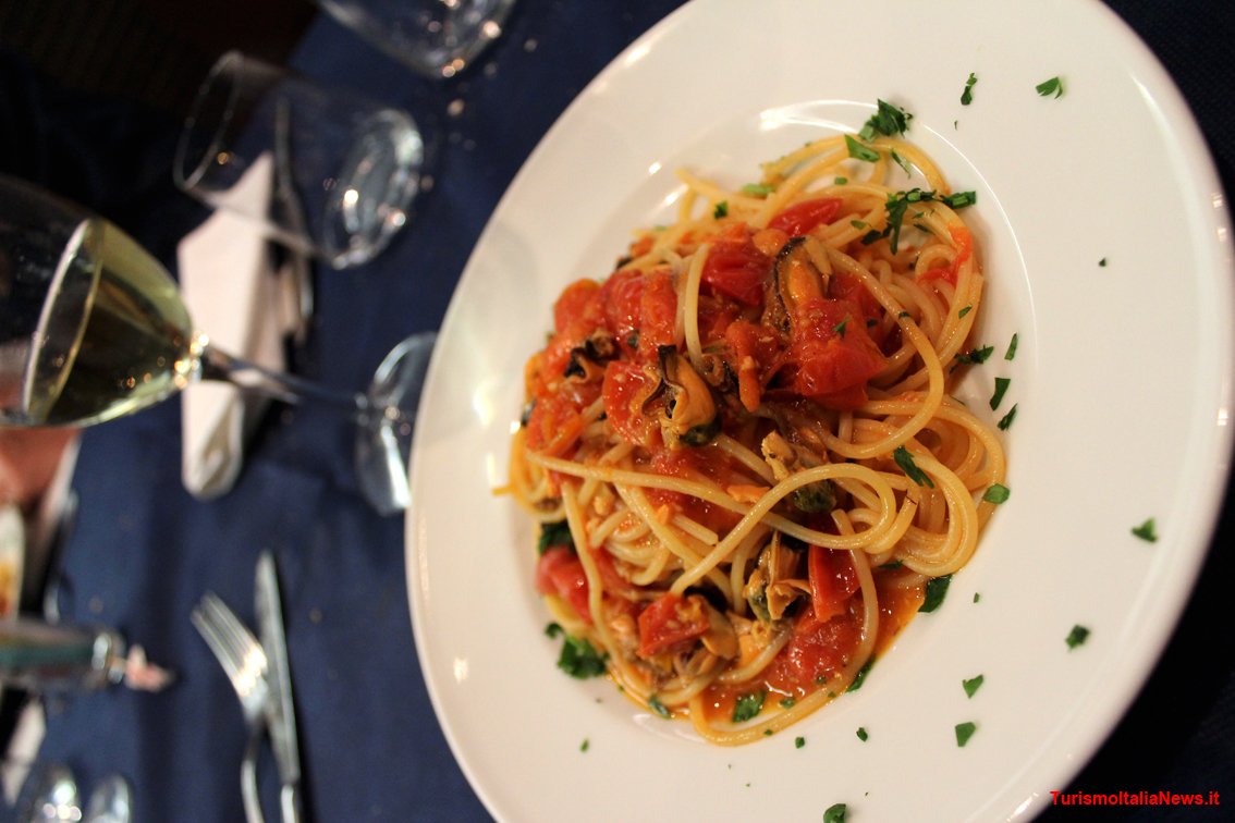 TurismoItaliaNw's tweet photo. Tipicità in Blu, il luogo dove il mare incontra le persone: Il Festival della blu economy si svolge ad Ancona. Ecco il programma
#Ancona #Marche #food #Adriatico #Tipicitainblu @Tipicita #destinazionimarche @MarcheTourism 
Leggi la notizia https://t.co/IuG7t73MC3 https://t.co/4WzzTjyhGx