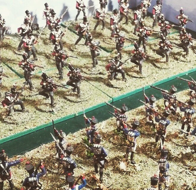 minipaintedlife's tweet photo. #Napoleonic #French 🇫🇷 #Lineinfantry Vs  #English 🇬🇧 #LineInfantry on the #Battlefield
#Napoleon Vs #Wellington 
#history in a #carton #box
#modellismostatico #napoleon #plasticsoldiers #soldatini #italeri #wagram #austerliz #waterloo #leipzig #marengo #muskets https://t.co/xRzGmUBQYS