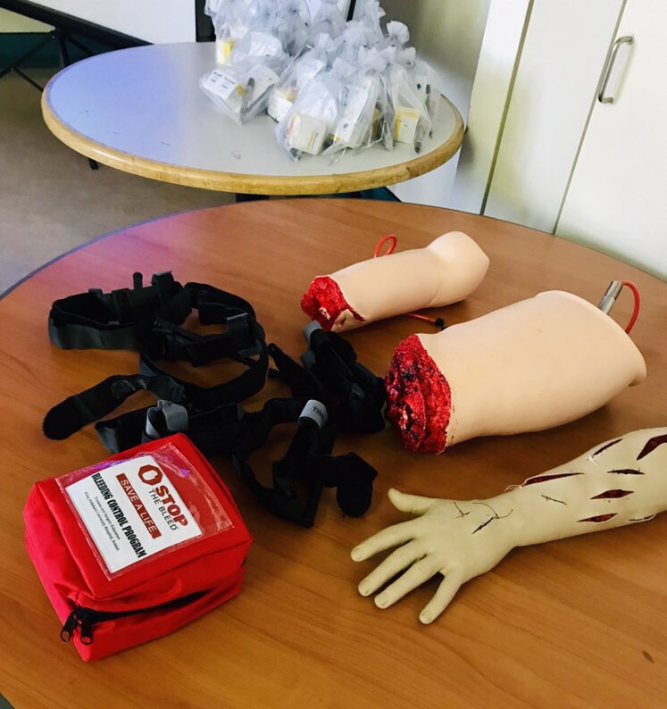SafedrivingP's tweet photo. جانب من برنامج القيادة الآمنة و اساسيات التحكم في النزيف اللي عملناه لطالبات الشطر بجامعة الملك عبدالعزيز 😍😍💉🚘

#group5 #patient_safety 
@patients_safety @Dralmarhabi @draaarab https://t.co/fl2PVDvqLA