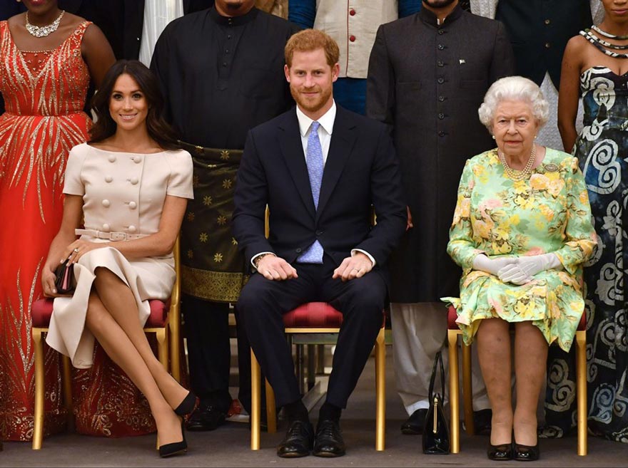 Priceless house gift from Queen Elizabeth to Prince Harry and Meghan Markle - magazish.com/2019/02/17/pri…