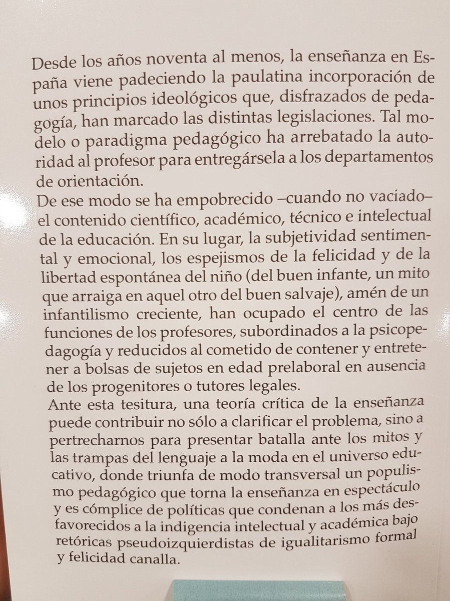 Estaba dando una vuelta por la librería y me he acercado a la sección de educación, en realidad el nombre de la sección es pedagogía. Y ahí me he encontrado con estos dos libros que deben ser parte de lo que Jaume Trilla ha denominado la moda reaccionaria en educación. Pues eso¡