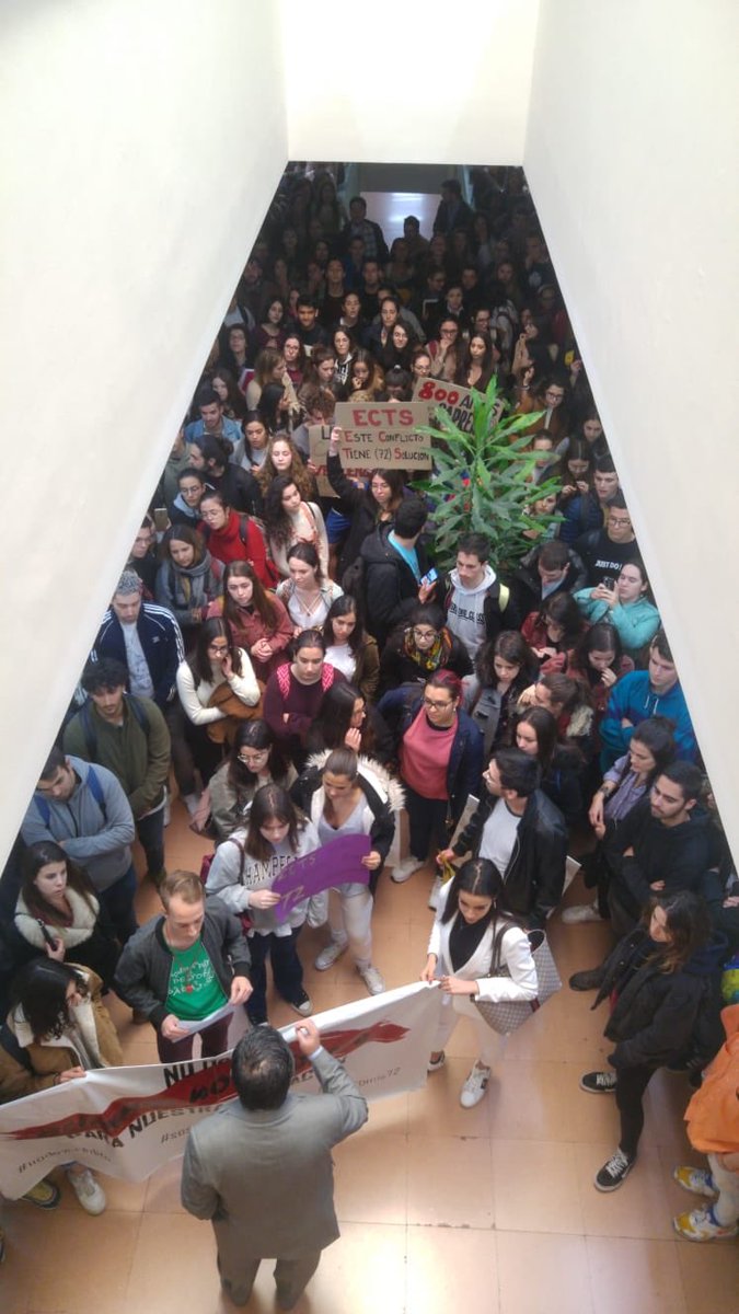 albertoelblanko's tweet photo. Tras entrar en la facultad, hemos conseguido que salga el decano y le hemos entregado nuestras exigencias #SOSMedicinaUSal https://t.co/fdBChRAzHF