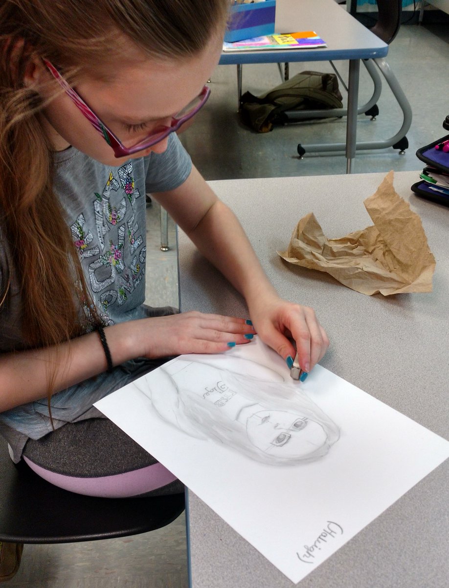 PlattsburgArt's tweet photo. 6th grade artists giving their full attention to draw a #studentmodel--soooo impressive! #facialproportion @CCMSTigers #K12ArtChat @theartofed @Christel_JUPER https://t.co/4S21CzCMBV