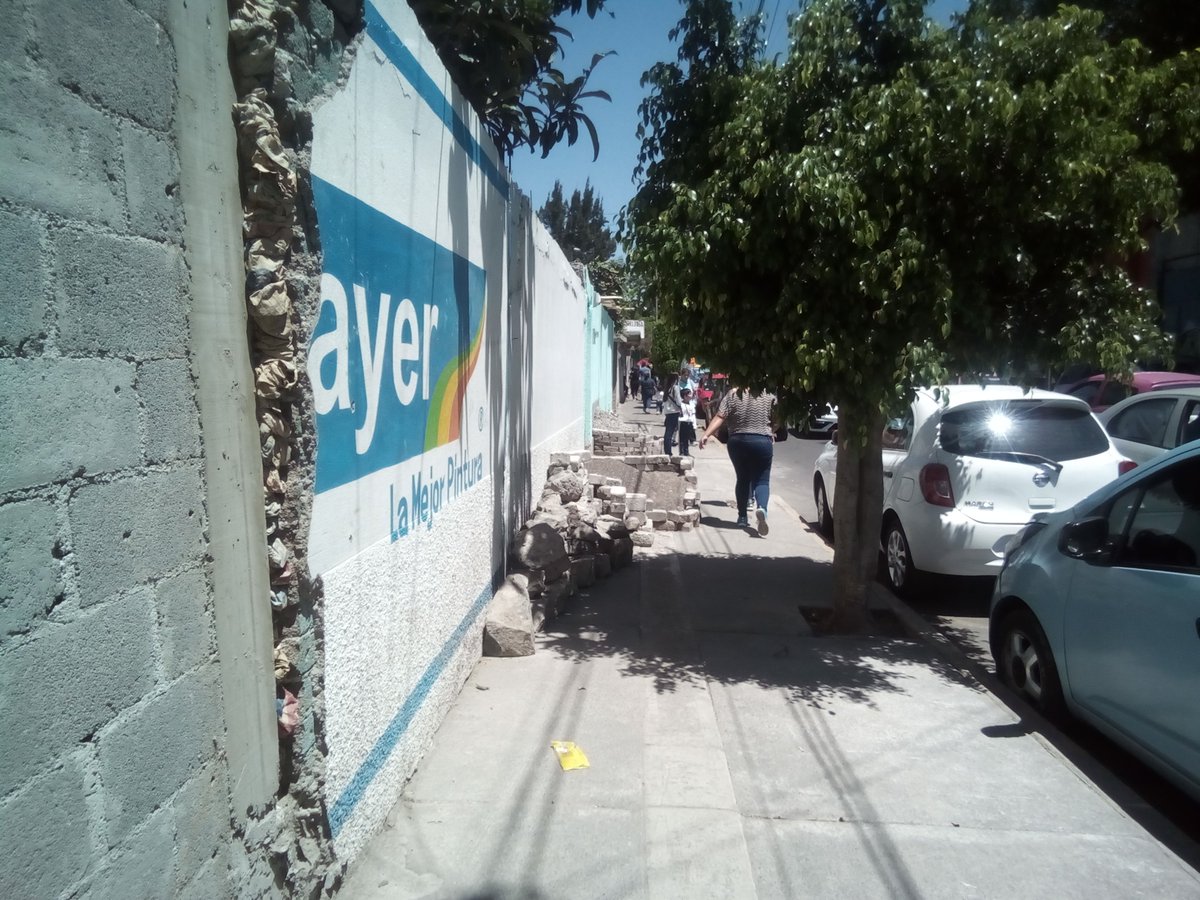 vre7_v's tweet photo. @Alc_Iztapalapa OTRA VES INVADIENDO LA BANQUETA EN LA CALLE VERGEL5 ANTES GALIANA EN STA CRUZ MEYEHUALCO JUNTO LA CLINICA DE TERAPIAS POR SEC.JAPON  SON IRRESPONSABLE LOS NIÑOS DE LA PRIMARIA SE BAJAN QUITEN ESOS TABIQUES Y GRAVA https://t.co/FBHl9kZOCQ