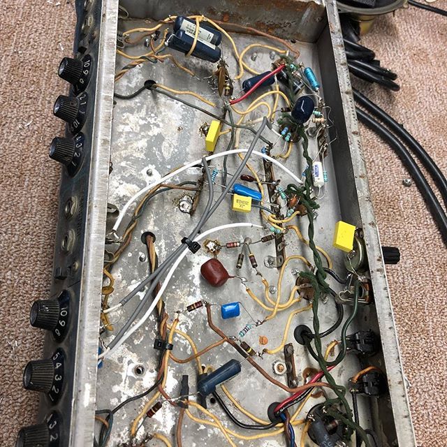 FuchsAudio's tweet image. So you modded your Bassman from stuff on the internet, that’s cute. #Fuchsaudio 
#fuchsaudiotech
#futone 
#greattone 
#madeinusa 
#tubeamps 
#jerseymade
#plushfxpedals 
#tubeampsrock
#tubeamprepair 
#boutiqueamps 
#thegearpage 
#JoeBonamassa
#notyourdadd… ift.tt/2FCgRF6