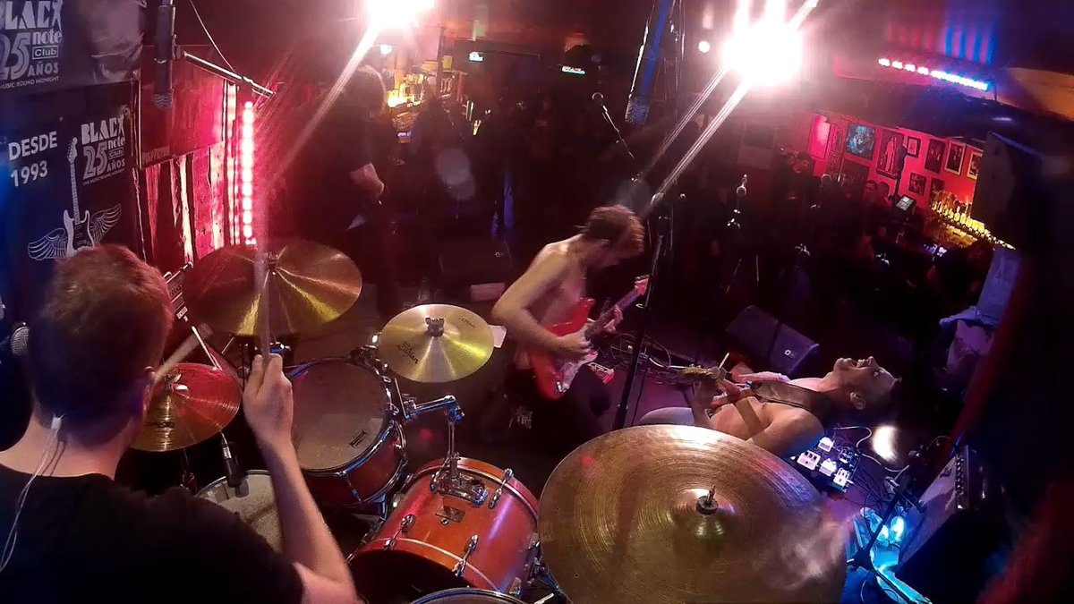 Feel the music!!!  <a href="/blacknotevape/">Black Note</a> 

#asimetrico #beimpropios