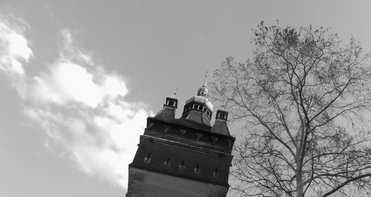 welcome_to_bp's tweet photo. #blackandwhite #streetphoto #sky https://t.co/4XQjTxT41e