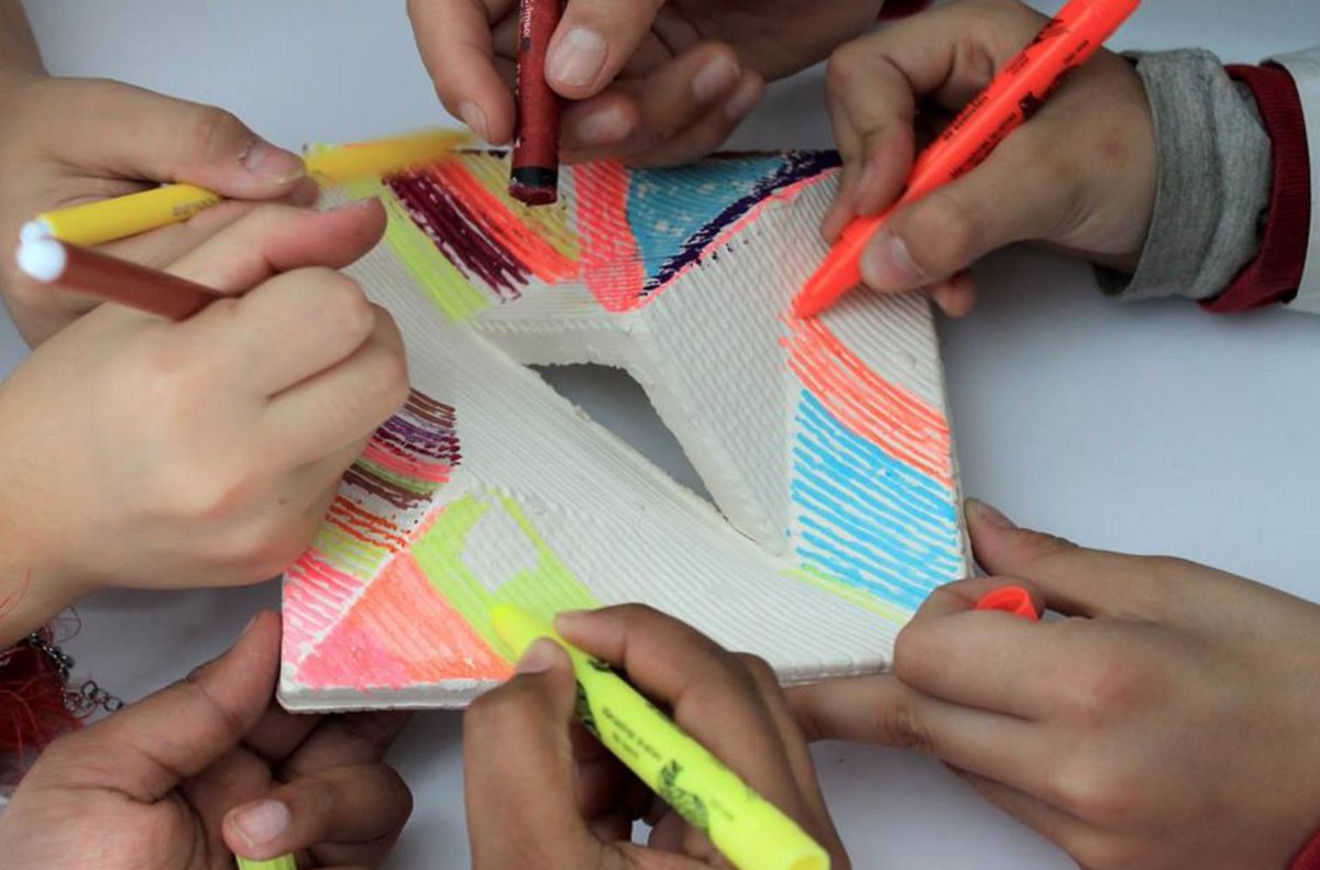 FundacionPROA's tweet photo. #ProgramaEscuelas #VisitasConTaller
Comenzamos con las visitas con taller en el marco de la exhibición "Diseño en acción. Intersecciones contemporáneas". A partir de la interacción con la obra de Heidi Jalkh "Cobogó digital" https://t.co/sx22W5q0Y4