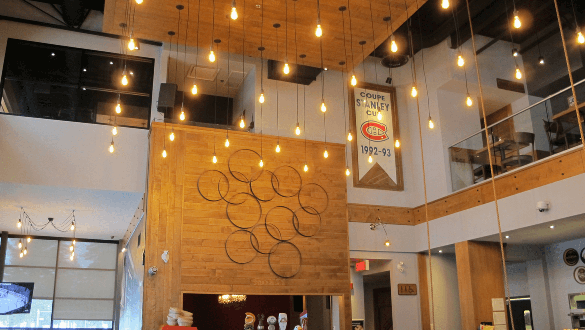 StandardProInc's tweet image. “The result is spectacular! This is truly a perfect solution”  said an employee.
Laval-based restaurant Brasserie La Resérve received substantial daily energy savings thanks to an LED Filament lamp upgrade! 
#SuccessStory #LEDFilament #EnergySaving