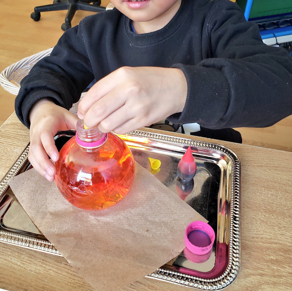 nlpsFDK's tweet photo. A collaborative rainbow suncatcher on display in our classroom window to help usher in the Spring! 
❤🧡💛💚💙💜 #springhassprung #fdk #experientiallearning https://t.co/5uQ8DPe3Av