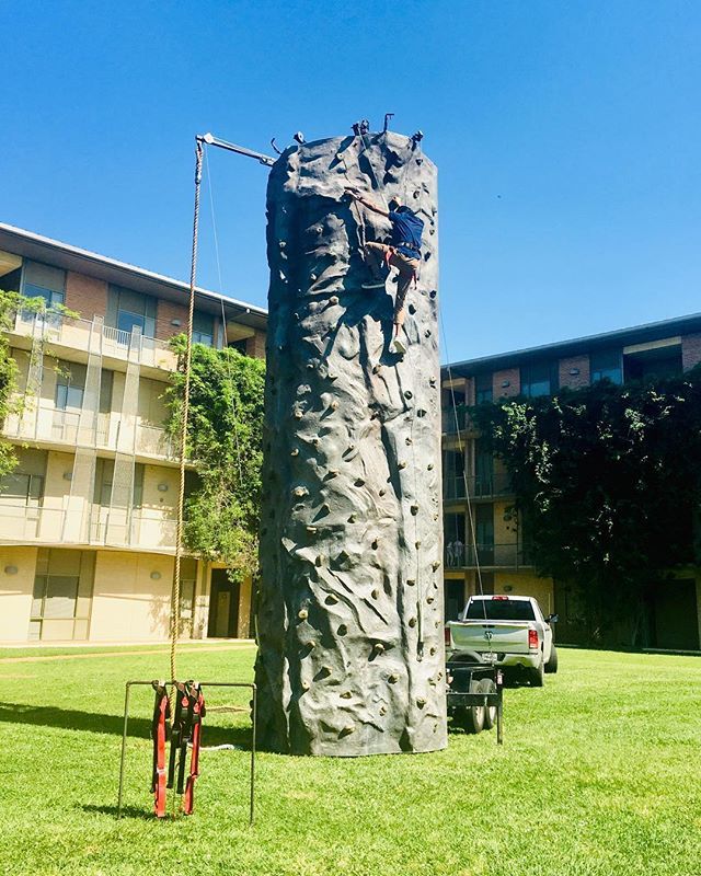RiceStudentCent's tweet photo. Sometimes Willy Week festivities include rock climbing 💁♂️
.
#BuildingCampusLife #StudentLife #WillyWeek #RiceUniversity https://t.co/C06KD0ZkuA