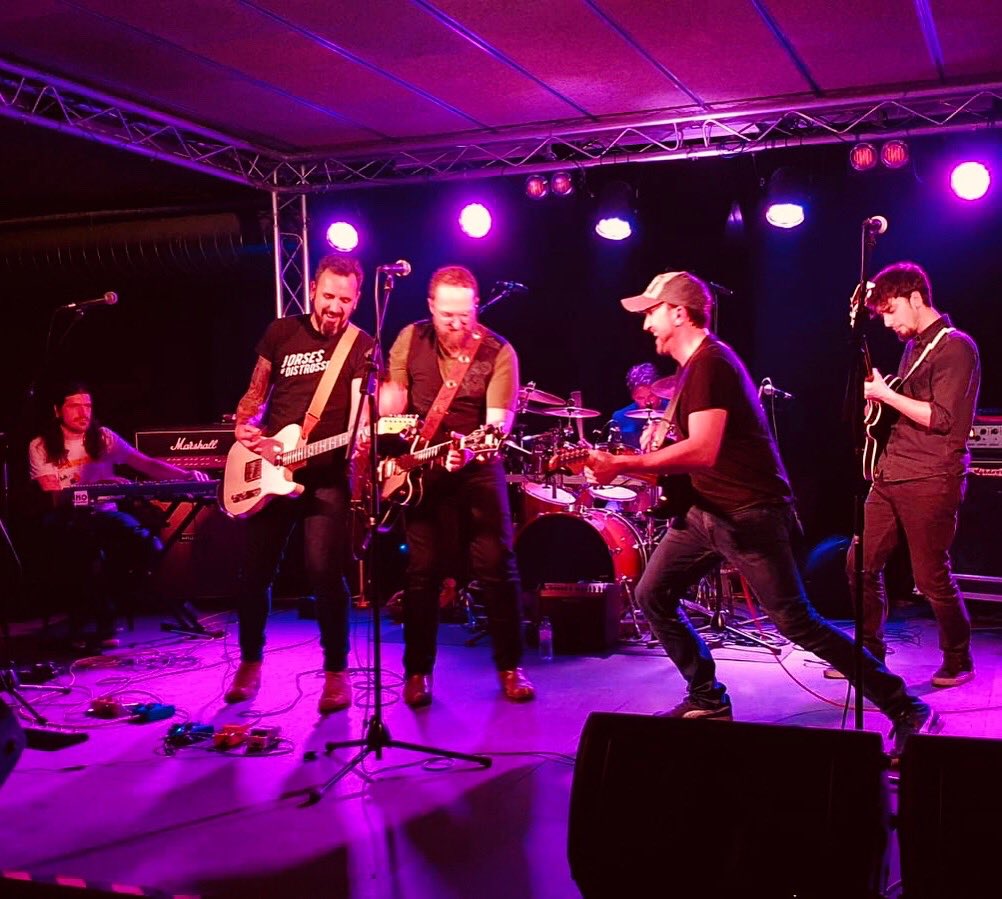 maurice_gene's tweet photo. The starting line-up 🎹🎸🎸🎸🎸🥁 we were three bands in one: @ombracle @horses_of_disaster and @mauricegene #3inone #horsesofdisaster #ombracle #mauricegene #horsesofdistroser #lacapsademusica #amttarragona https://t.co/80ToLb4mZ2