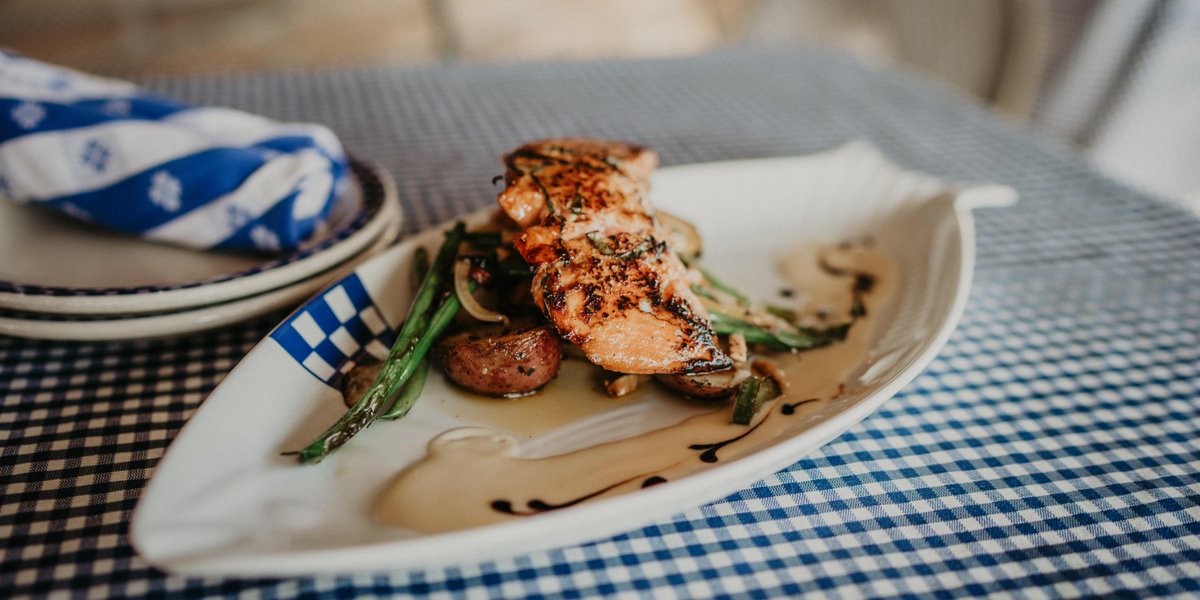 When you see one of our iconic fish plates, you know it's gonna be good! 🍴