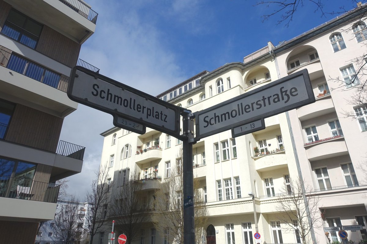 44\\ Maybe because of the Schmollerstraße, the district Alt-Treptow decided in 1930 to name three more streets and one square after economists. All four economists’ streets lead up to the square, the Schmoller Square. A street alone was apparently not enough for Schmoller.