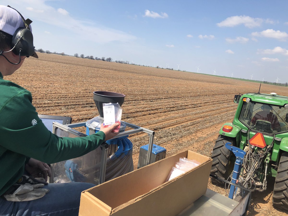 AdamOwens_11's tweet image. The @PioneerSeeds IMPACT teams are moving their way north! Planting today in Oklahoma! #plant19 #futureyieldheros #LocalTesting