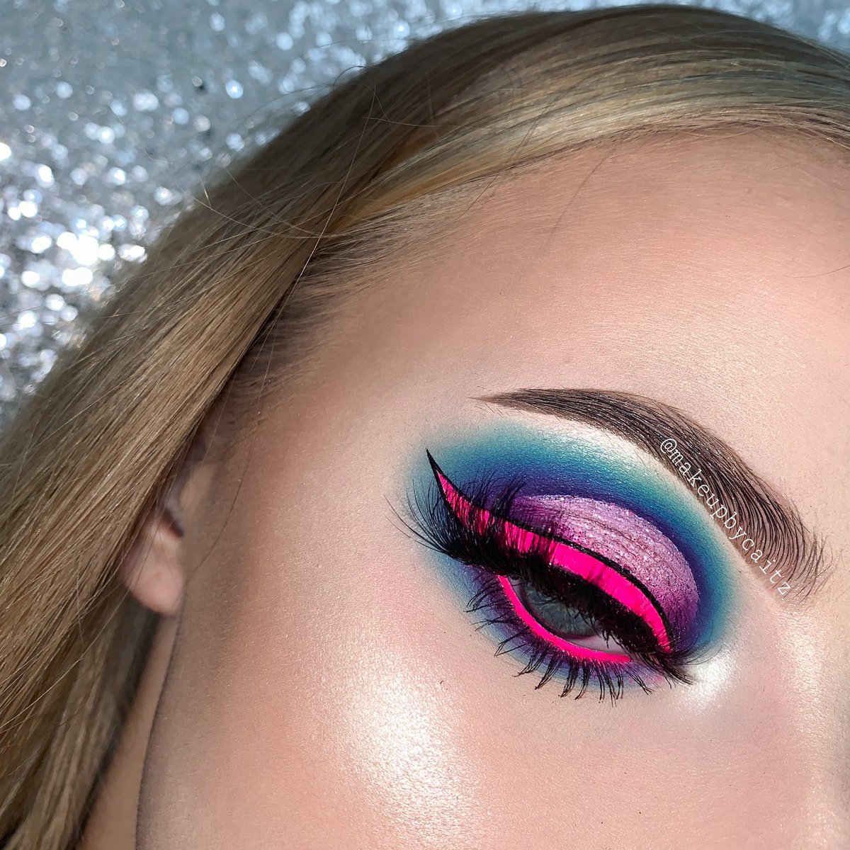 makeupbycaitz's tweet photo. NEON LINER💕 eyeshadow using the @jamescharles @MorpheBrushes palette https://t.co/70ojKUpyJy