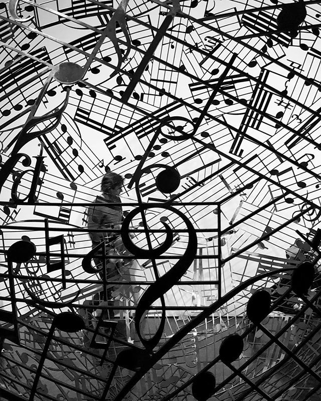 aenede's tweet photo. Music everywhere 🎼

#joanbrossa #macba #blackandwhitephotography .
.
.

#thebarcelonist
#descobreixcatalunya #ig_barcelona #ig_catalonia #recomanaBCNmoltmes #bcnmoltmes
#catalunyagrafias #clickat
#primerolacomunidad #communityfirst
#hallazgosemanal #… https://t.co/riM1M6rWCT https://t.co/FdSKqcxRoH
