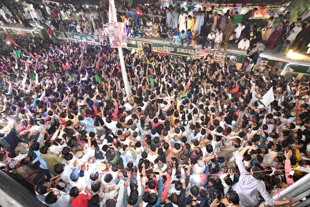Addressing an exuberant crowd of Jiyalas at #TandoAdam #KarawaneBhutto #SalaamBhutto