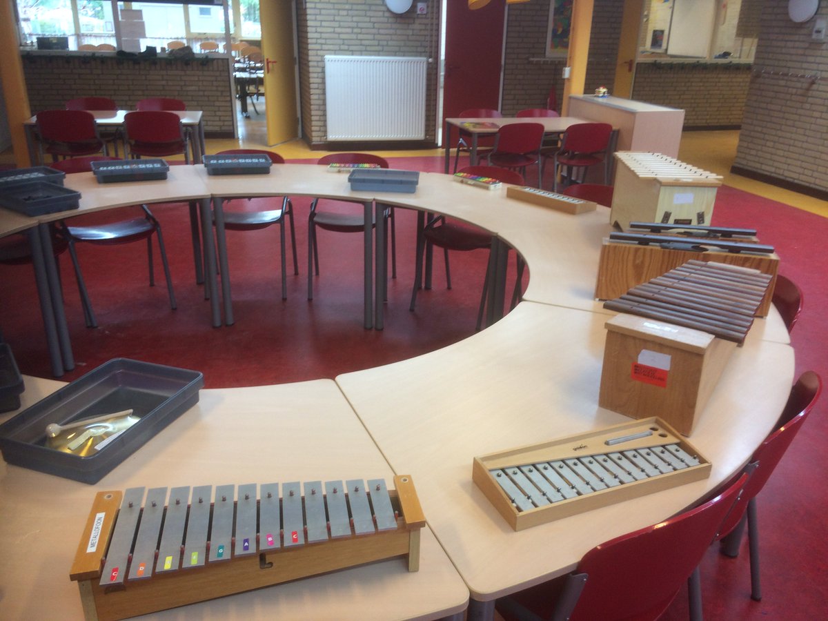 Kijk nou toch, wat een mooi instrumentarium! Op <a href="/deVeldkei/">OBS De Veldkei</a> klaar voor de workshop Melodische liedbegeleiding. Aanvulling op <a href="/123_ZING/">Zing_123</a> @meermuziekklas <a href="/ICOkunsten/">ICO Centrum voor Kunst & Cultuur</a> Alle kinderen spelen en zingen straks bourdons en pentatonische liedjes.