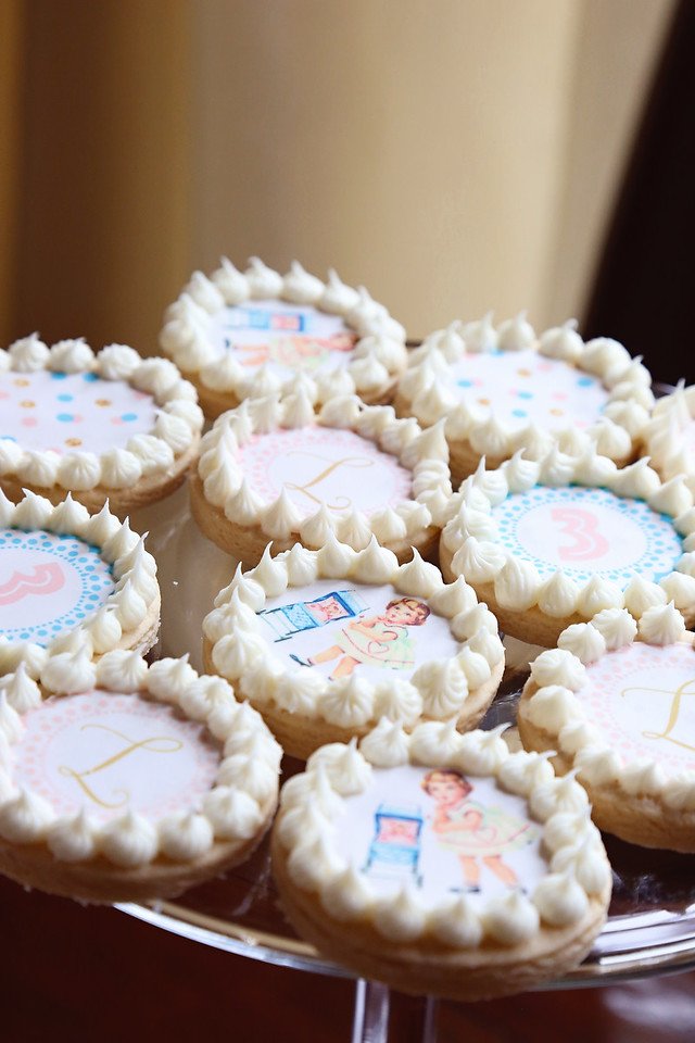 kopykake's tweet image. 2" Kopykake Edible Rounds created by @Bethhawkinsvideophoto They sure look tasty!