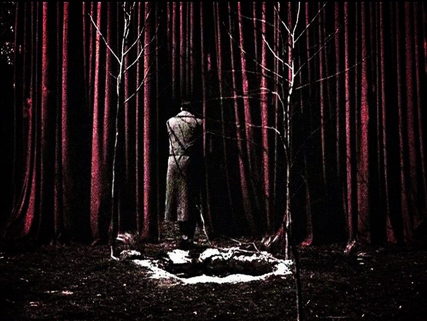 TPUKEvents's tweet photo. 30 years ago today #agentcooper entered the #blacklodge ... Happy #blacklodgeday Peakies! #twinpeaks #kylemaclachlan #circleoftrees #twinpeaksukfest @Kyle_MacLachlan https://t.co/3zdNkSY6pC